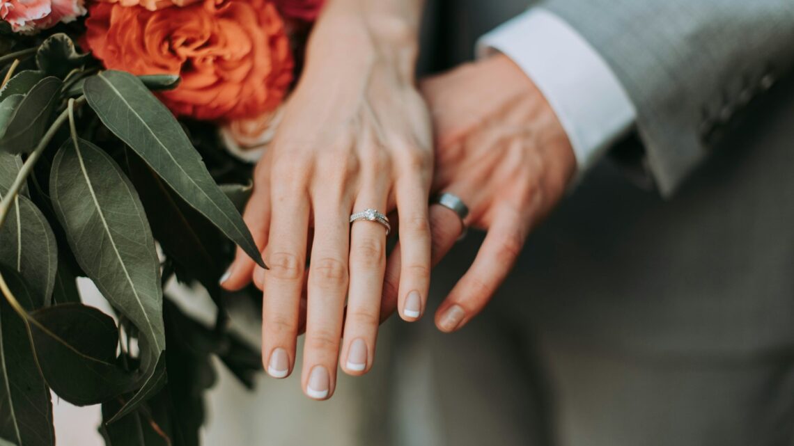Symboles d’union : Comprendre la signification profonde des alliances de mariage